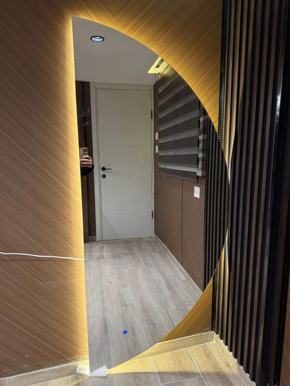 מראת גוף חצי קשת עם תאורה