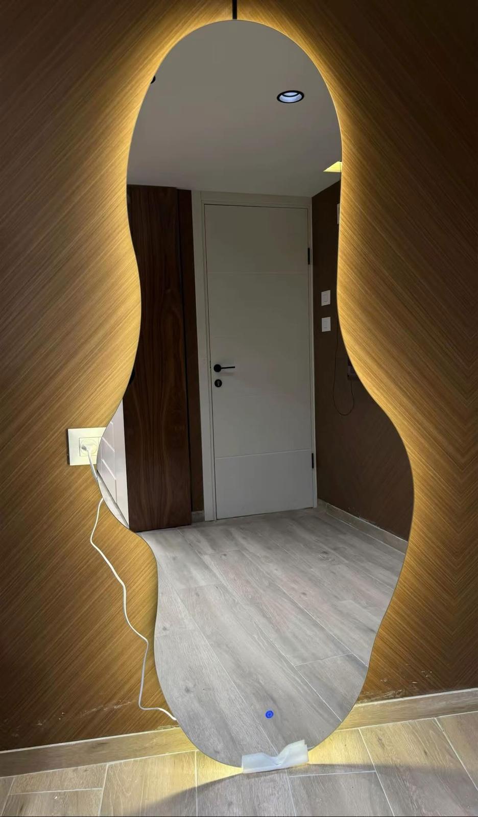 מראת גוף גלית עם תאורת LED – עיצוב דינמי בגובה 180 ס"מ